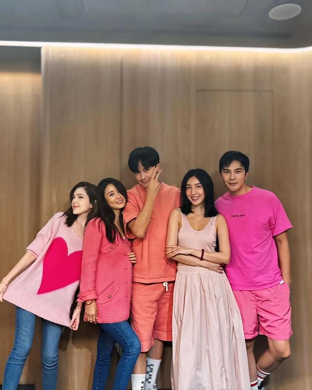 林心如和许玮宁给好友庆生，许玮宁白的发光，邱泽和霍建华搂一起