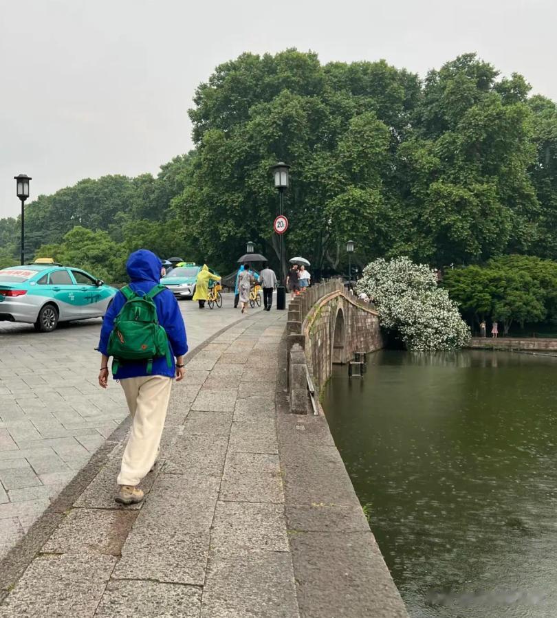 46岁汤唯坐飞机到杭州，一个人拖行李箱，打扮朴素，看不出是明星