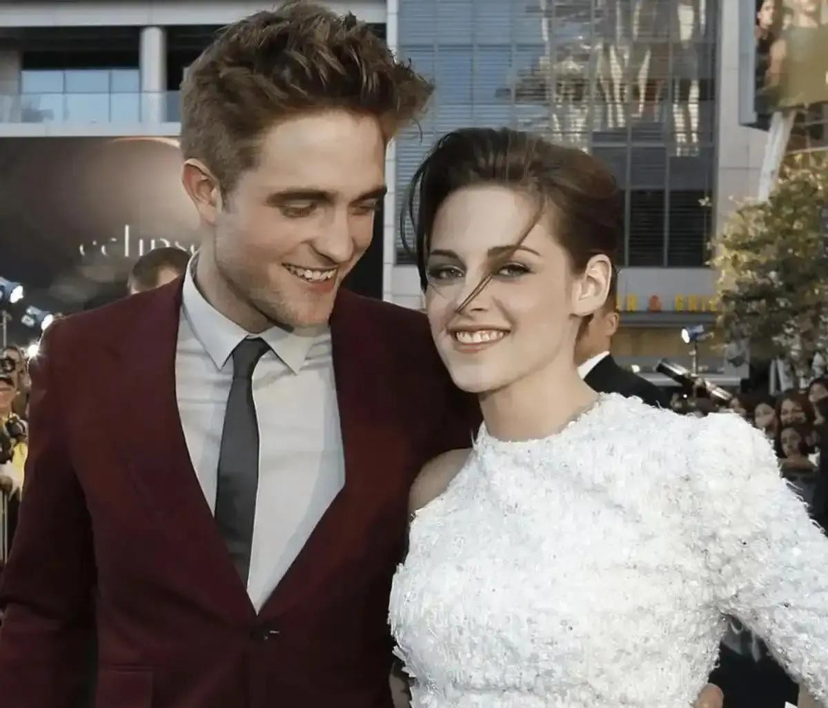 看着真像没穿《暮光》女星透明裙登纽约,网友笑称皇帝新袍