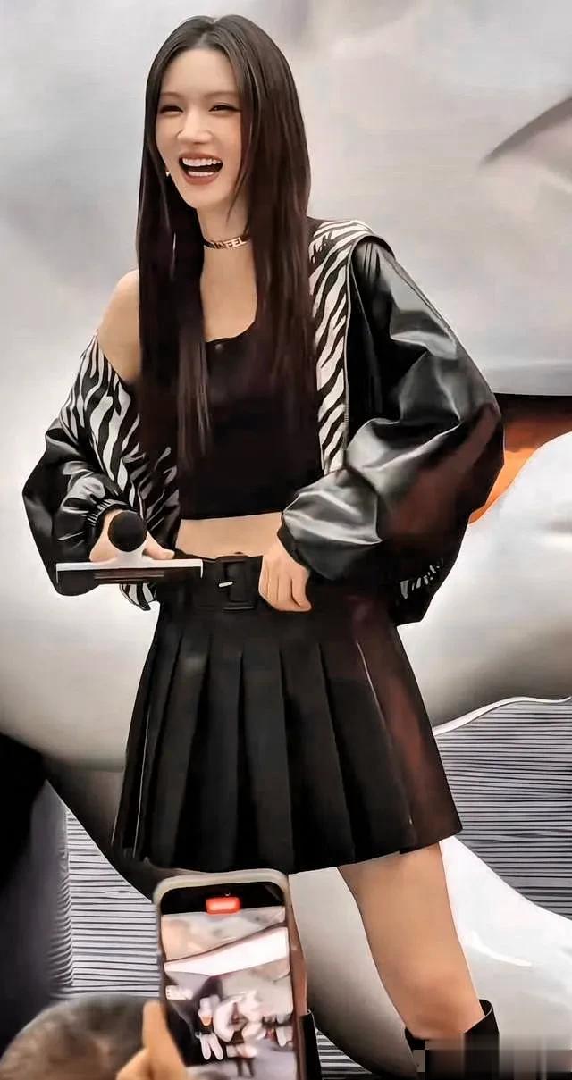 金晨又美又飒,状态越来越好了,本人比电视上的漂亮,笑容很治愈