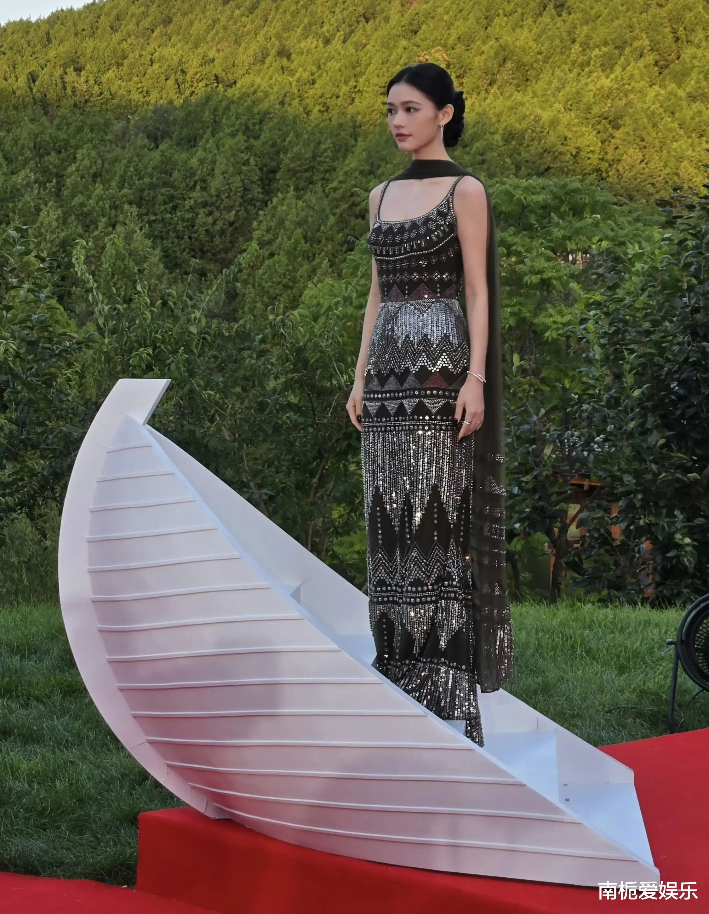 林允红毯封神！民族风钻石长裙惊艳全场，网友：美到失语