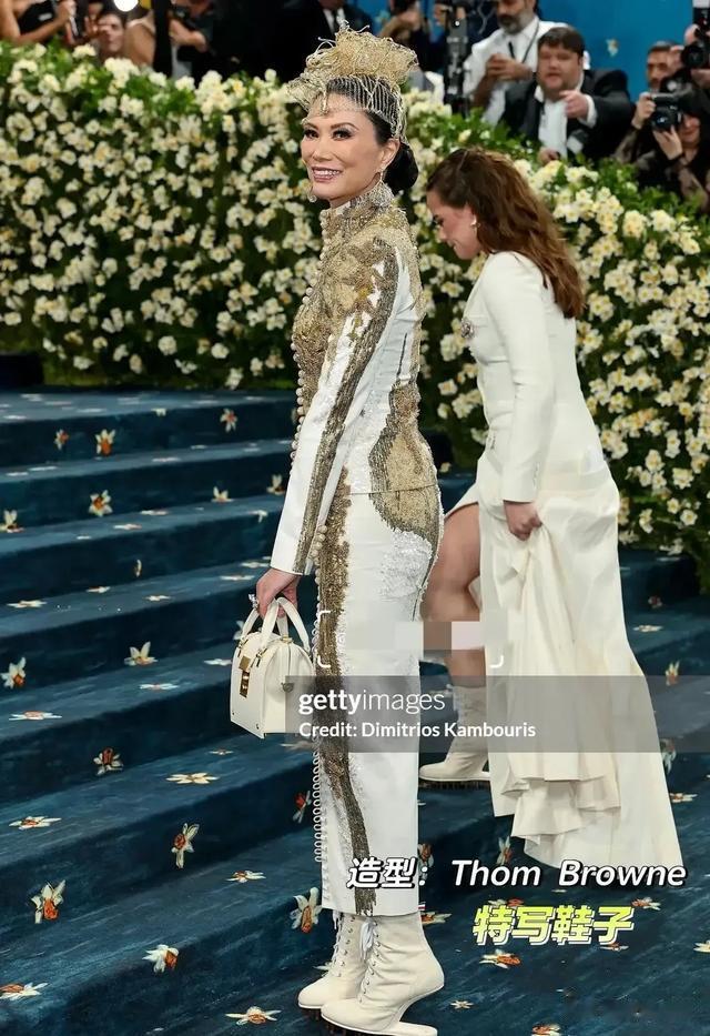 56岁邓文迪亮相MetGala，被嘲金冠霸气却廉价，和女儿穿同款鞋子