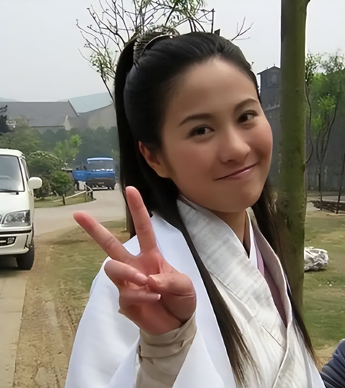 早年成就:叶璇因《再生缘》《天下第一》等作品成为"童年女神",凭借高