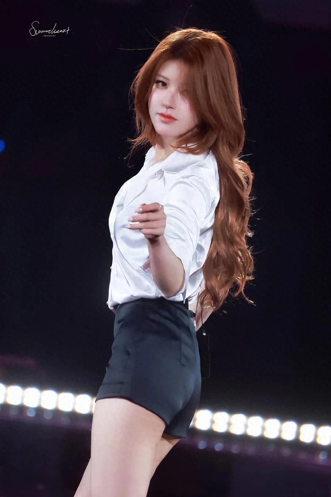 赵露思舞台红色高跟鞋好闪耀 ???