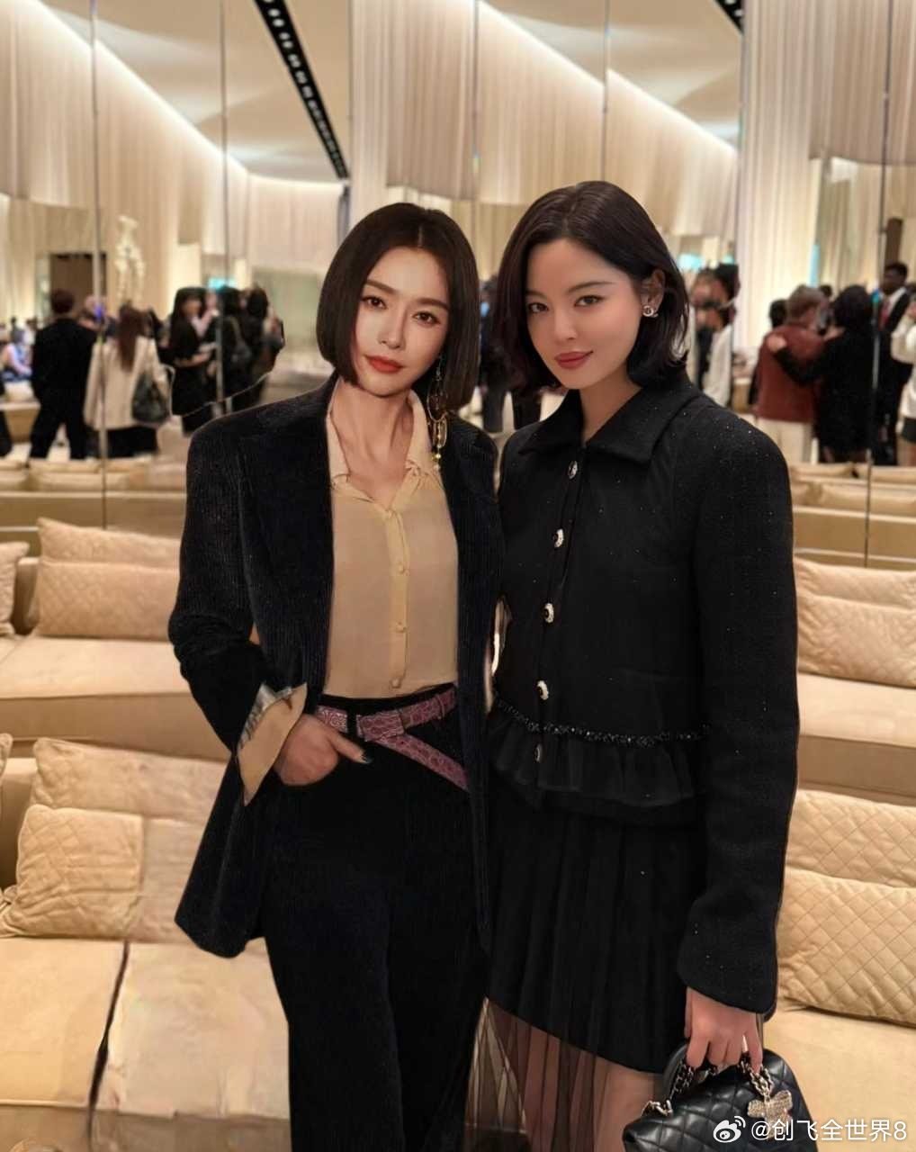 秦岚辛芷蕾街头挽手散步,辛甘秦愿CP再撒糖!