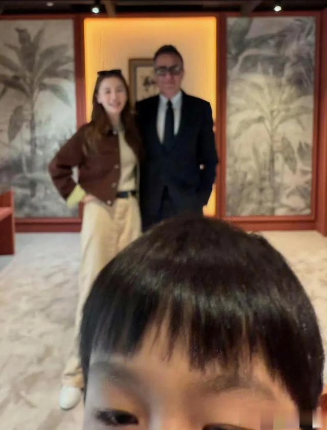 Angelababy和儿子小海绵，妈妈一起现身机场，三代人同行成亮点！
