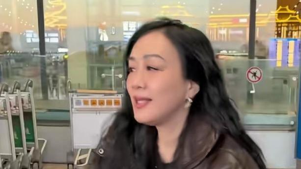 56岁的钟丽缇如今过得怎样？机场近照展现状态太好了！