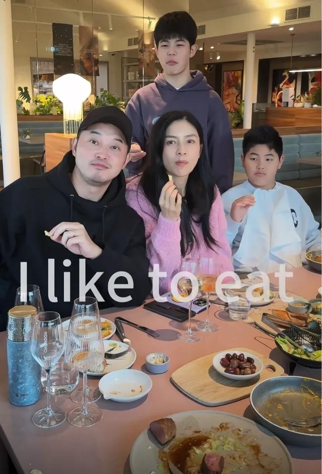 沙溢胡可狂赚钱 两个200斤儿子 看食物眼冒光 半大小子 吃穷老子