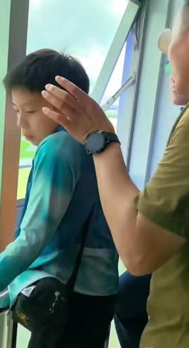 11岁霍中曦冒雨逛军营，镜头前很害羞，霍启刚全程陪同细节都是爱