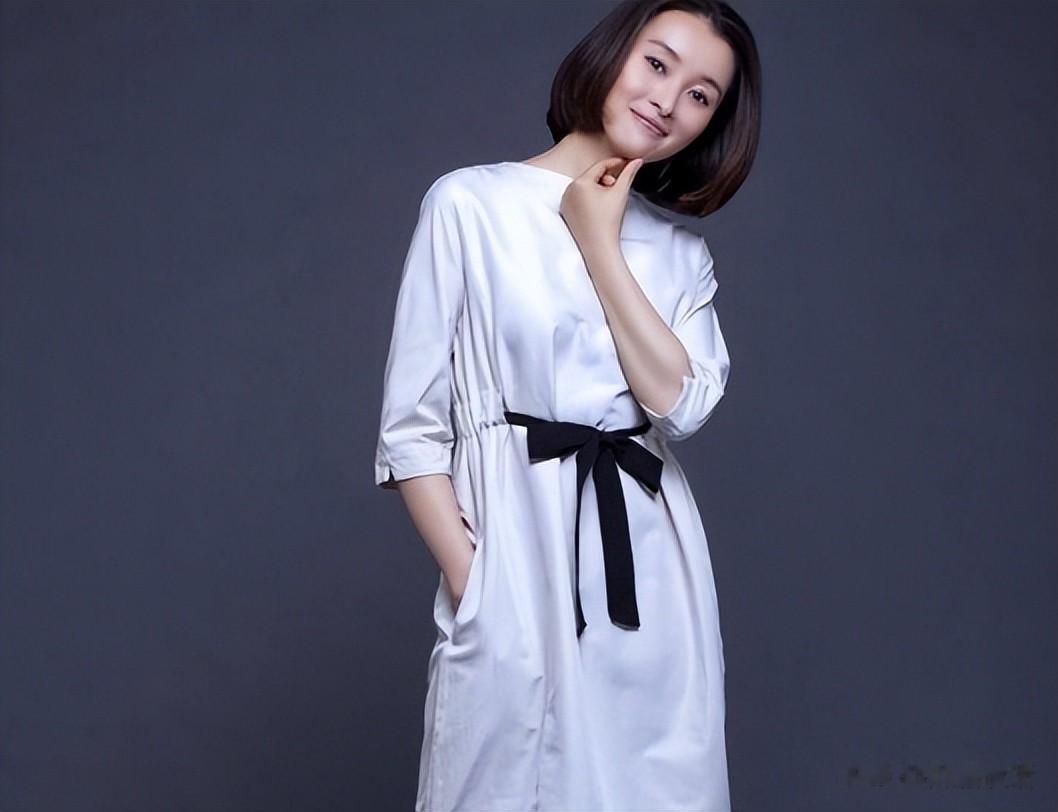 53岁吴越晒生日照，于和伟一同度过，女美男帅气质拔群，还有徐峥