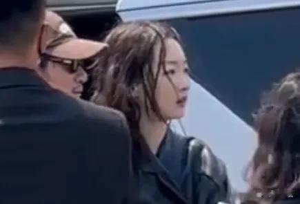 周冬雨在阿那亚，瘦成麻杆头发邋遢，前呼后拥排场大，被指太虚伪