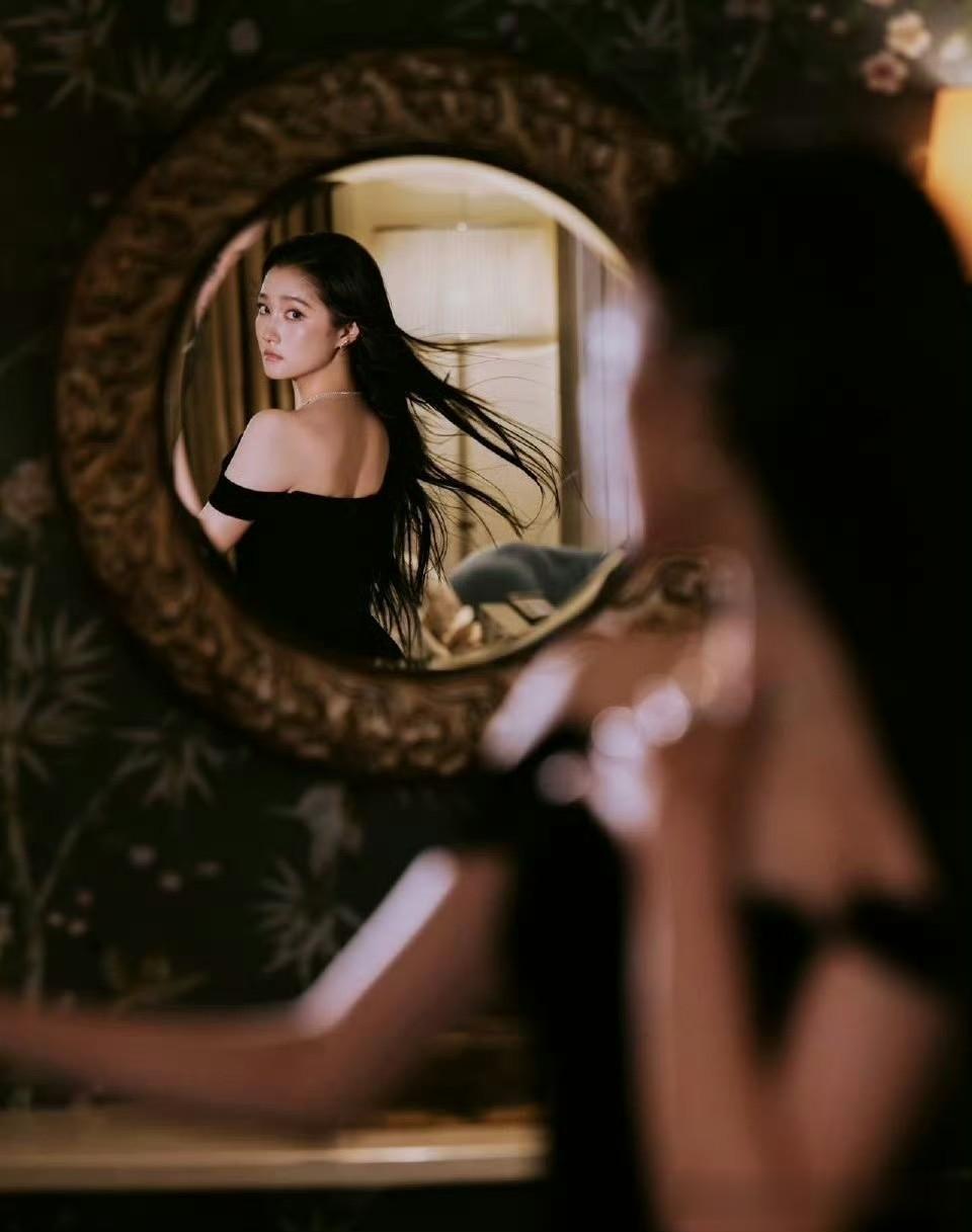 关晓彤黑色露肩开衩礼裙,优雅又性感!