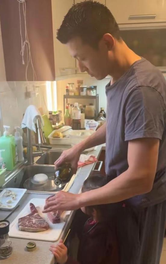 朱珠一家三口和好友聚餐！喝到微醺躺老公怀里，4岁小珠宝玩手机