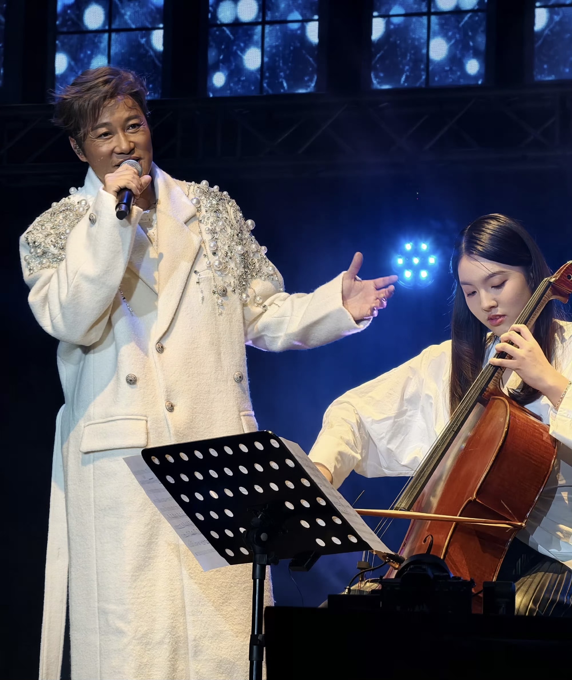 知名港星终于如愿开个人演唱会!与14岁女儿同台演出,被赞太有爱