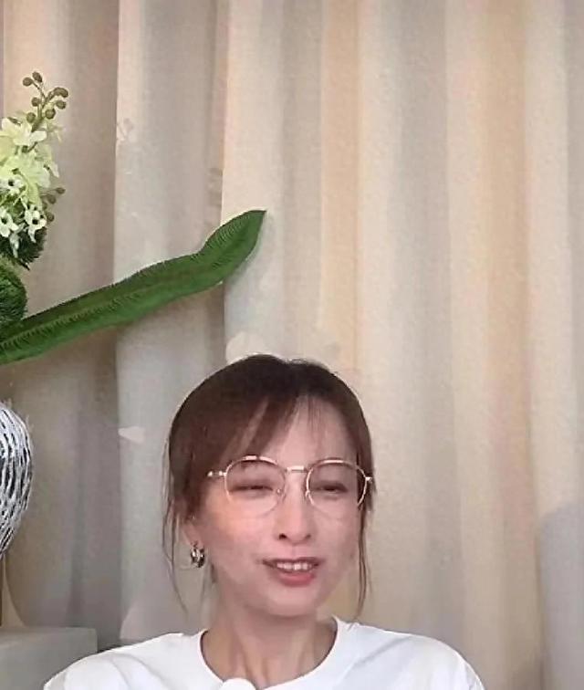 吴昕突然变老！嘴巴变了，动作不自然，还有点歪，像整过一样。