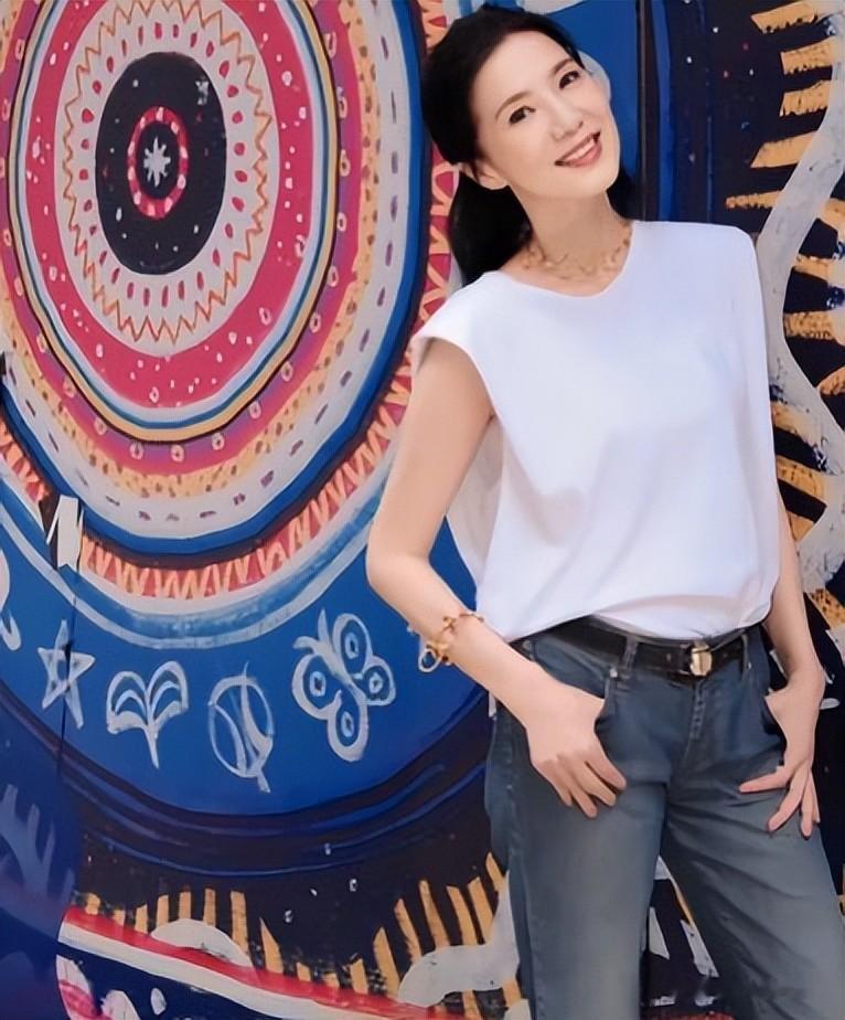 香港性感“江湖大嫂”复出，逆生长惊呆网友，自曝旧照黑到认不出