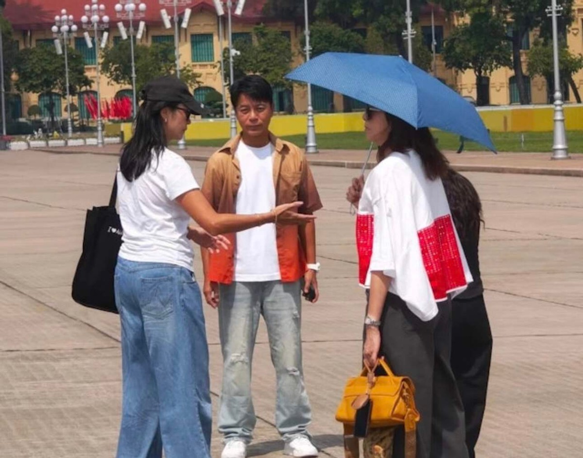 香港知名男星偶遇粉丝合照,被指黑脸双手插袋,妻子高挑保养好