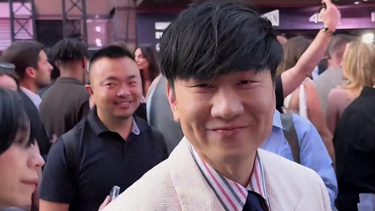 林俊杰和女友现身美国