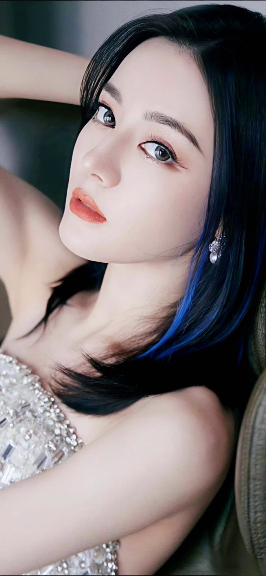 迪丽热巴这组侧颜杀，蓝发礼服好慵懒高级