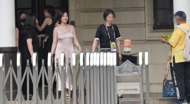 刘品言挺5个月孕肚登记结婚！素颜与老公拍领证照，脸胖到认不出