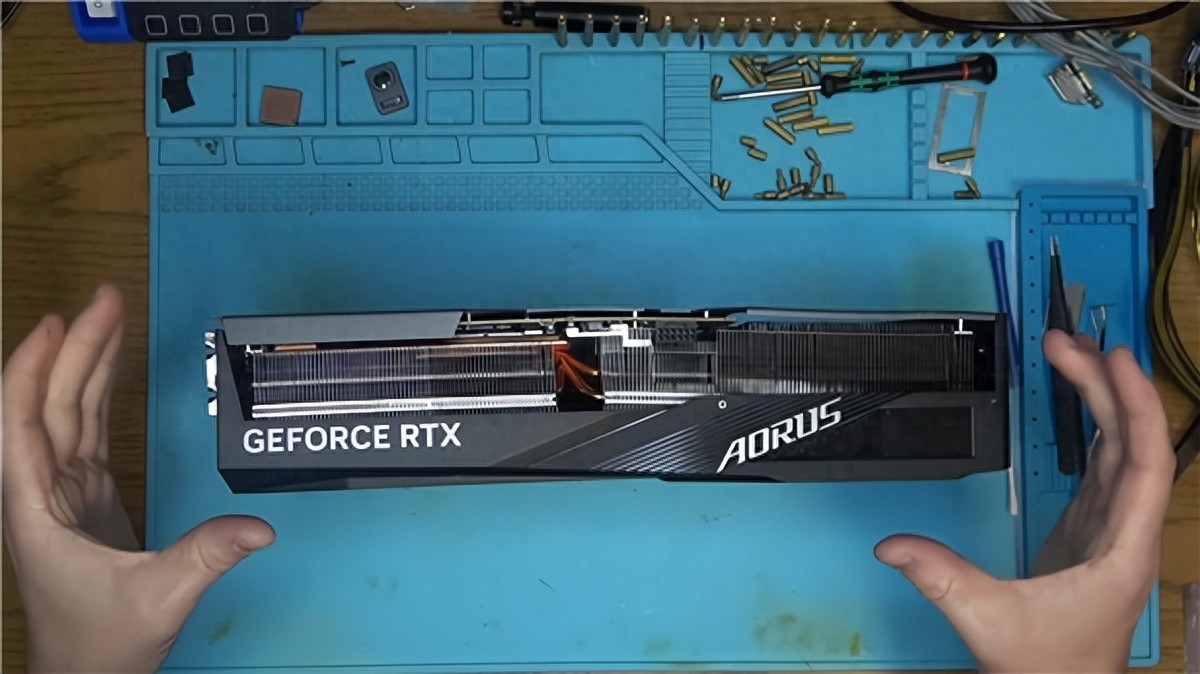 沒見過如此慘烈的RTX 4090！嚴重扭曲、GPU/顯存/電感全燒毀