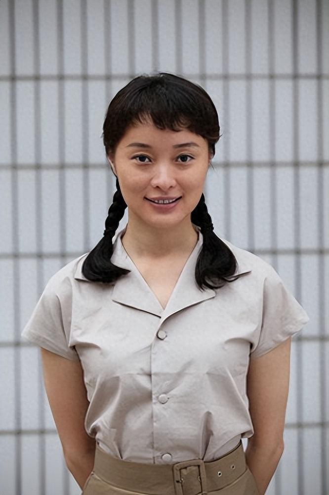 吴越84岁父亲中风，没法去养老院只能请护工，她53岁未育享受孤单