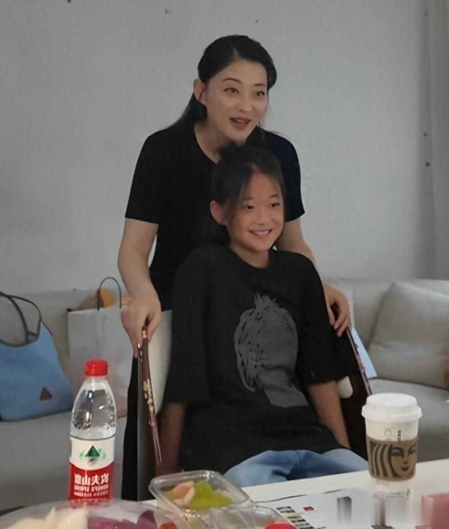 梅婷陪女儿工作，12岁快快皮肤黑但长得漂亮，母女共用一张脸