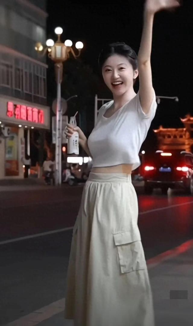 景甜笑的甜美，这感觉就像一个邻家大女孩！