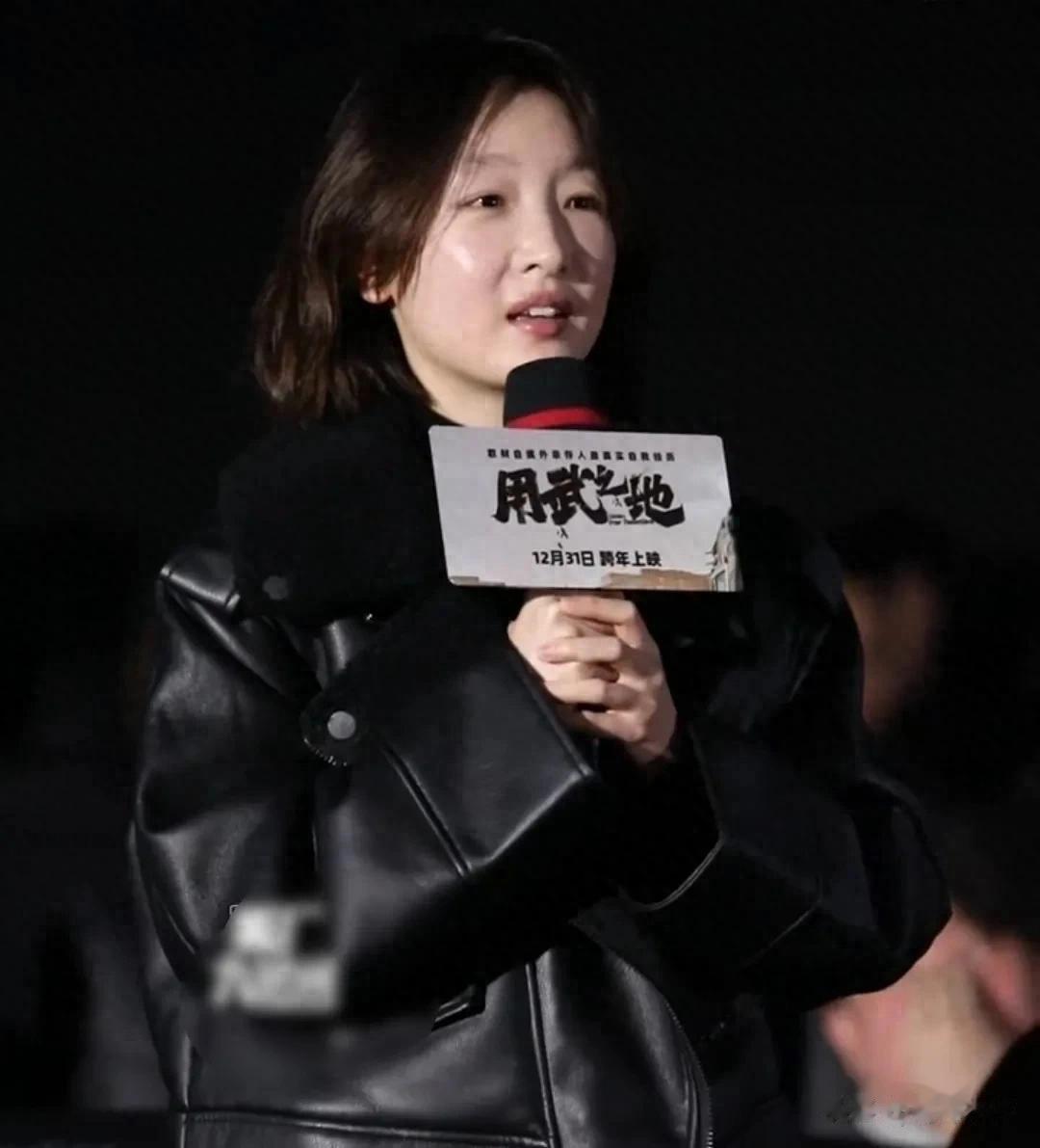 周冬雨近照曝光！脸部发胖被质疑医美，一年多未进组沦为综艺咖？