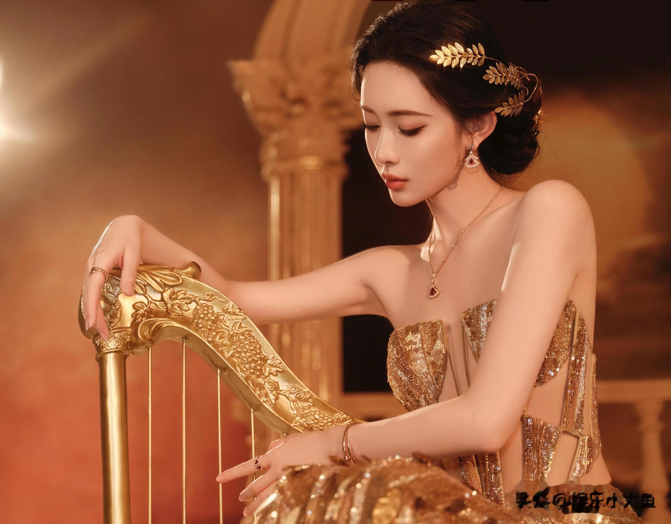 孟子义出席腾讯视频星光大赏，金光闪耀女神降临，美不胜收