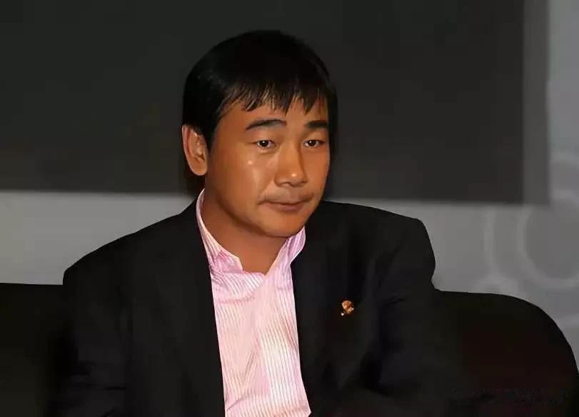 他40岁接手没人要的Kappa，10年后身价300亿，娶小19岁知名女星