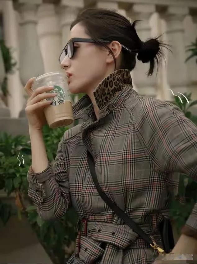 159cm的王子文也太会穿了,黑色大衣+喇叭裤,显高不说还很高级