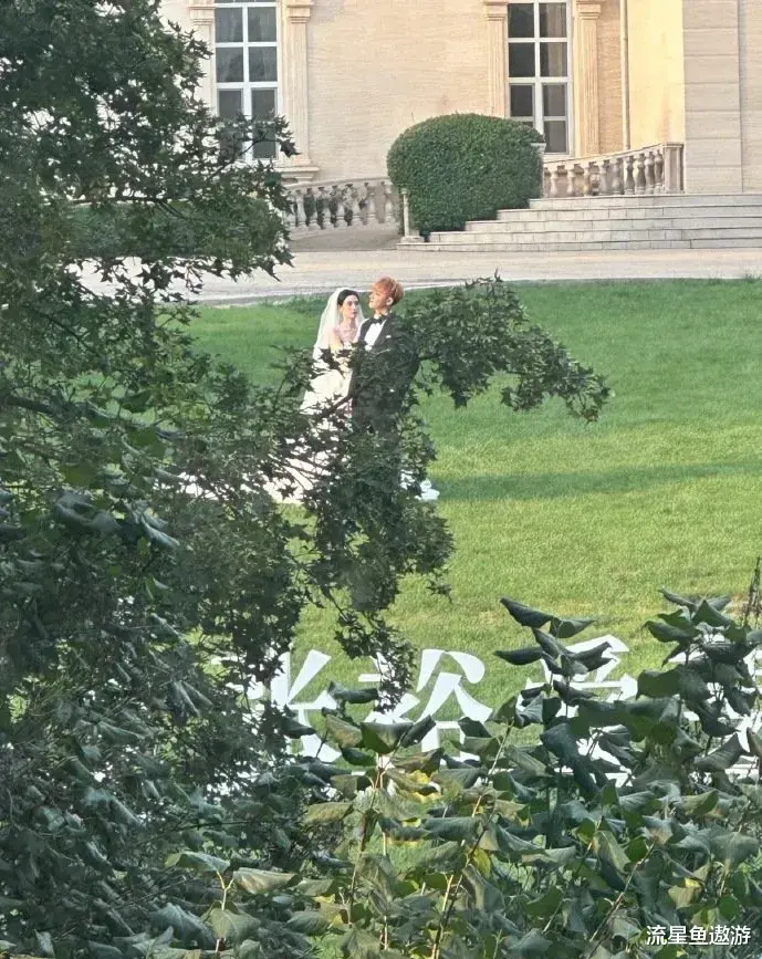 黄子韬徐艺洋婚纱照曝光!黄毛韬的跨界行为艺术?