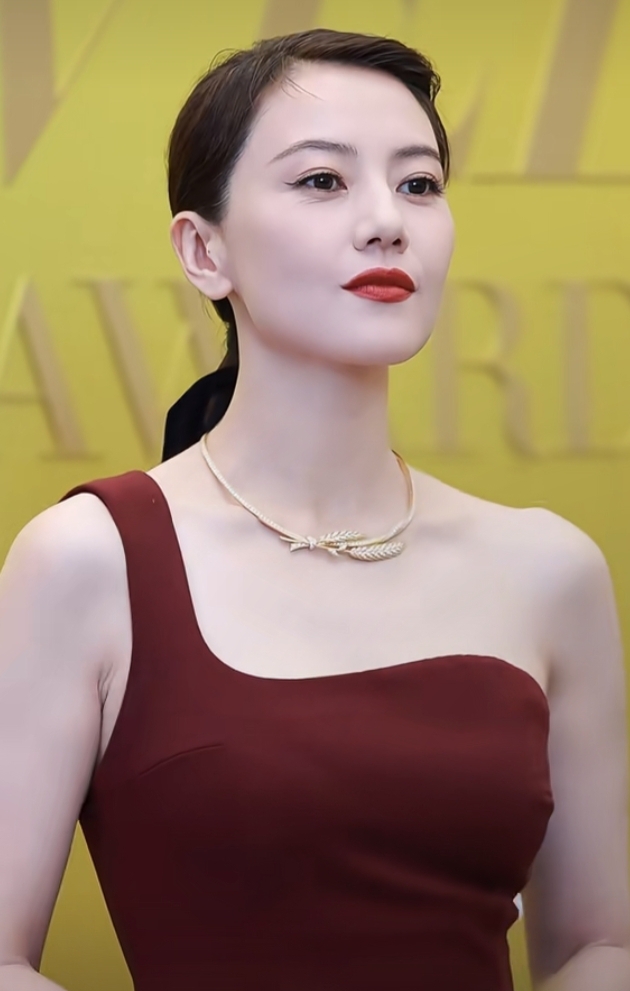 高圆圆芭莎珠宝盛典红毯，一袭酒红鱼尾裙优雅又高级