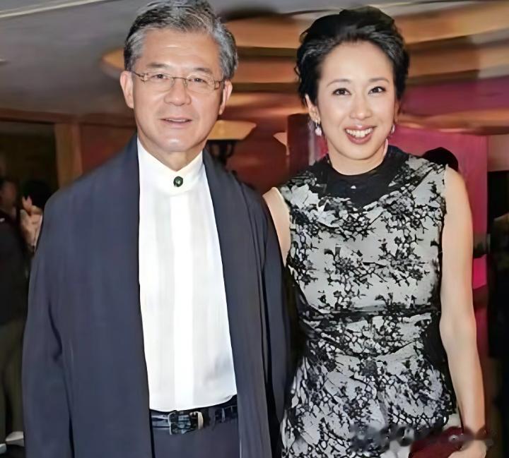 朱玲玲霍震霆离婚19年，每周三回霍家吃饭，二婚老公罗康瑞啥态度