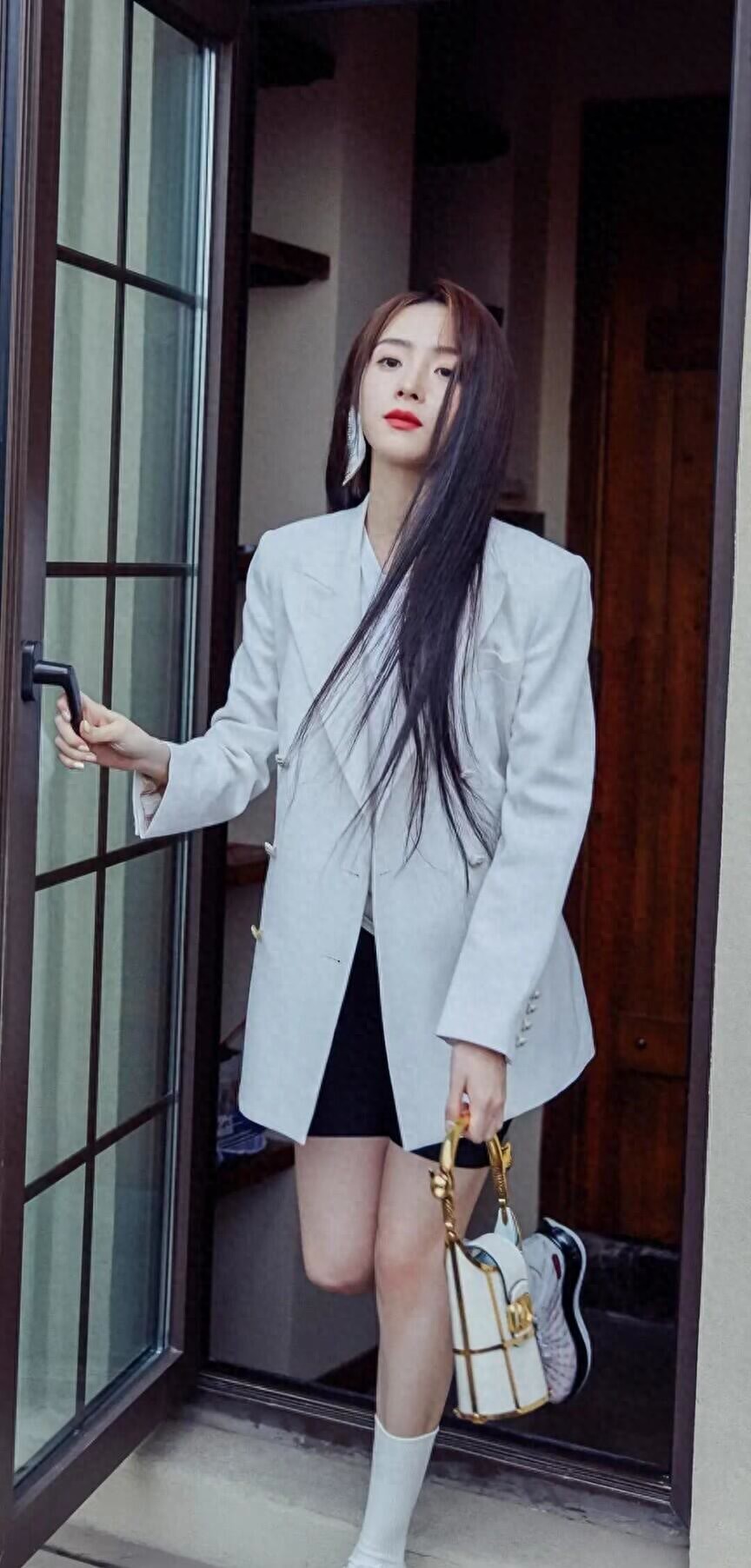 胡冰卿穿白西装配黑裙，长腿红唇美出清冷贵气