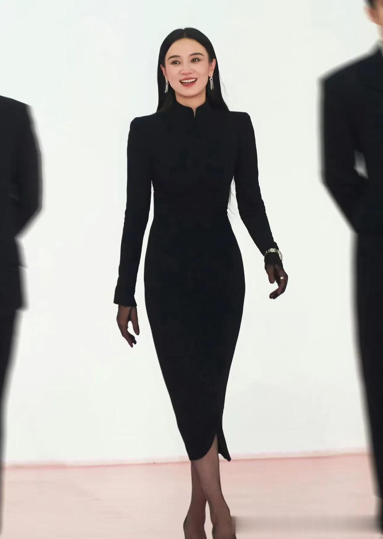 宋佳穿出了80后女性想要的高级感！穿修身裙配披肩长发 简约又大气