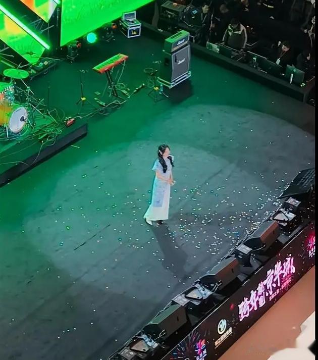 满是心酸!42岁著名歌手江苏走穴,宾客只顾吃席没人搭理