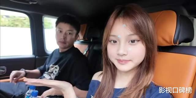 甜馨晒新加坡游玩视频，化淡妆遗传妈妈美貌，和贾乃亮互动友爱