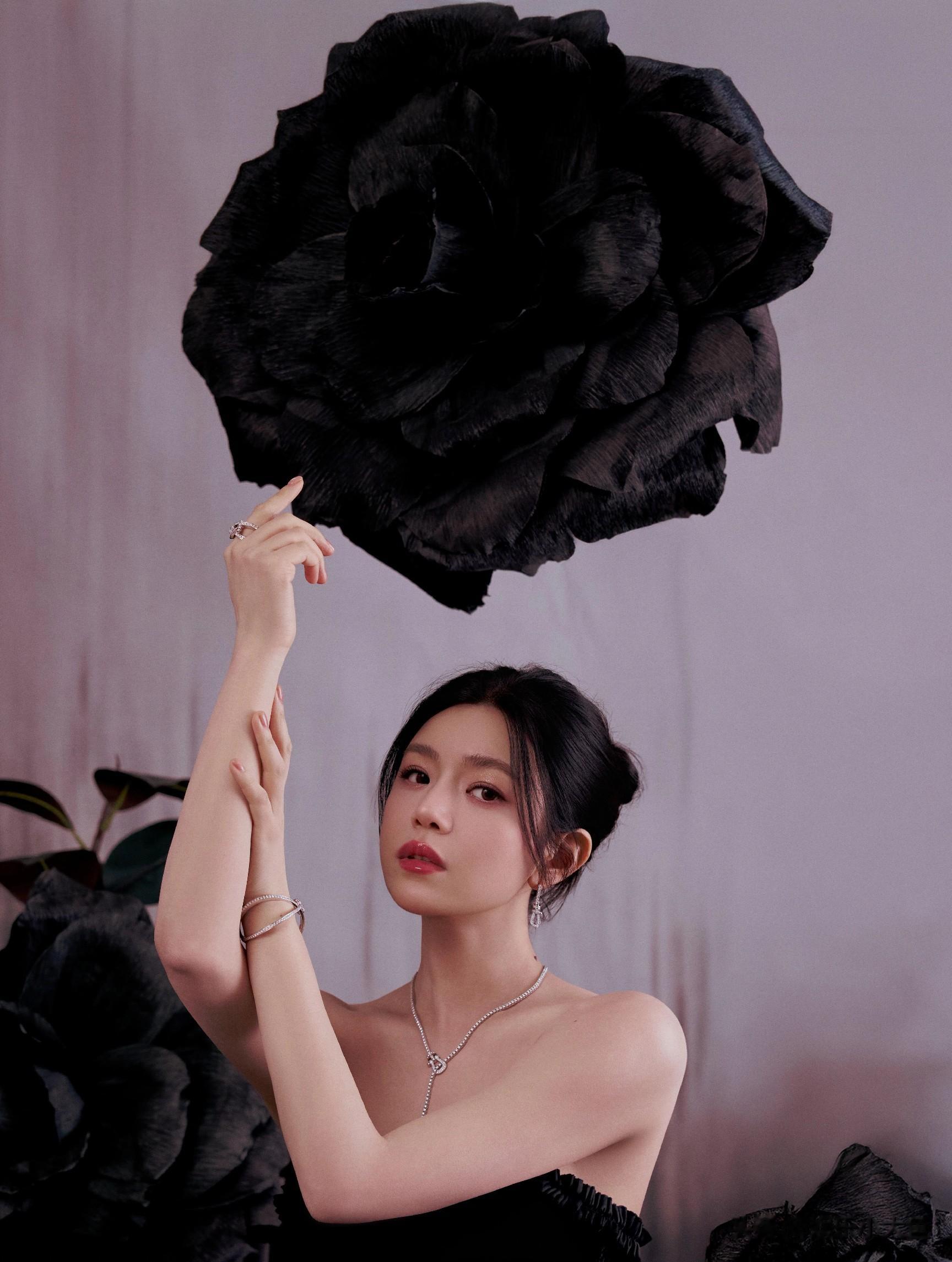 陈妍希出席时尚芭莎珠宝活动，一袭黑色抹胸鱼尾裙，身材圆润好美