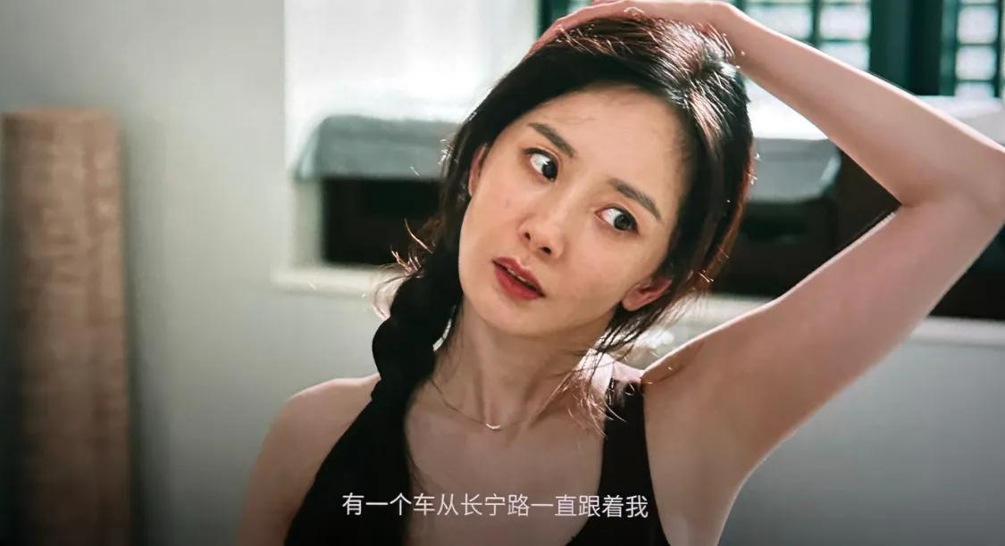 44岁陈婷陪张艺谋跑路演,她气质出众,张艺谋老了,她还很俏!