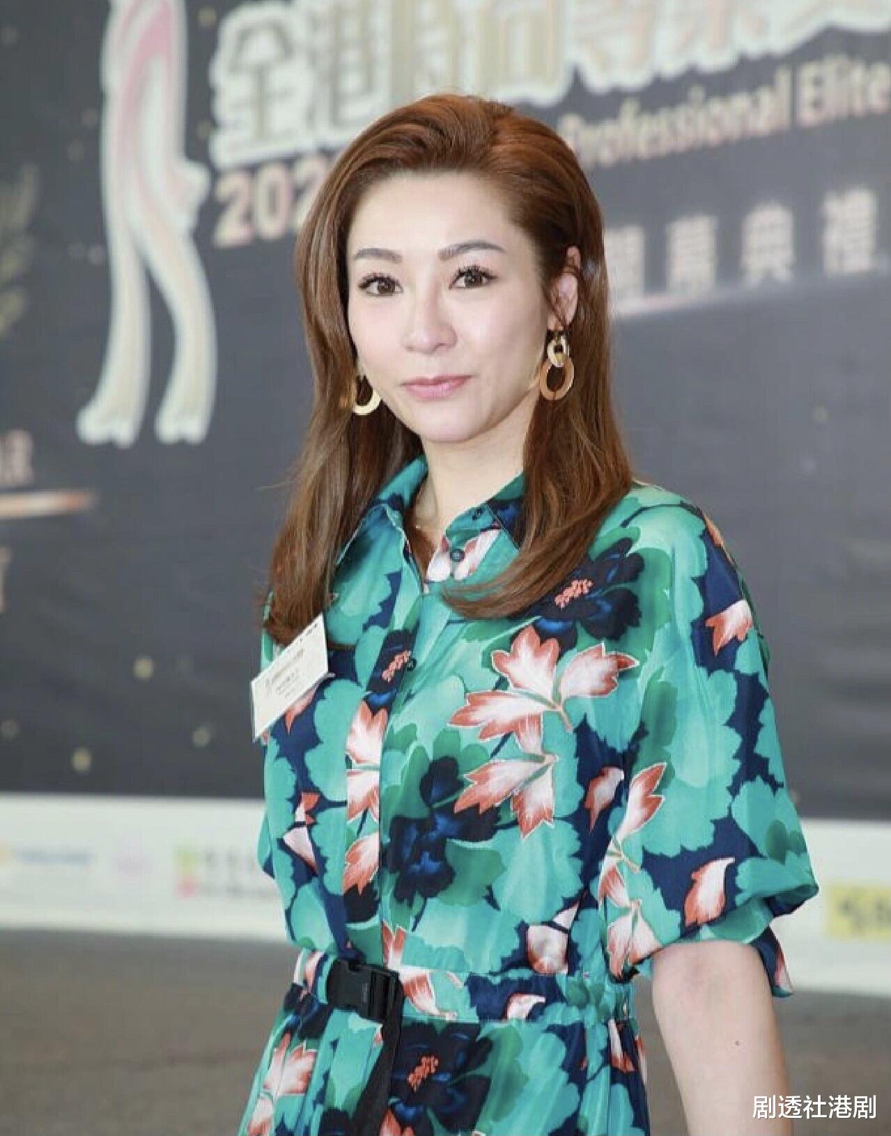 TVB前港姐亚军晒近况!获颁授院士殊荣,曾两度被圈中人夺爱