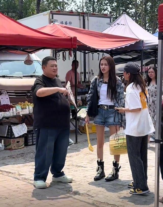 孙怡北京菜场被偶遇，穿热裤棉靴，孙越全程陪伴