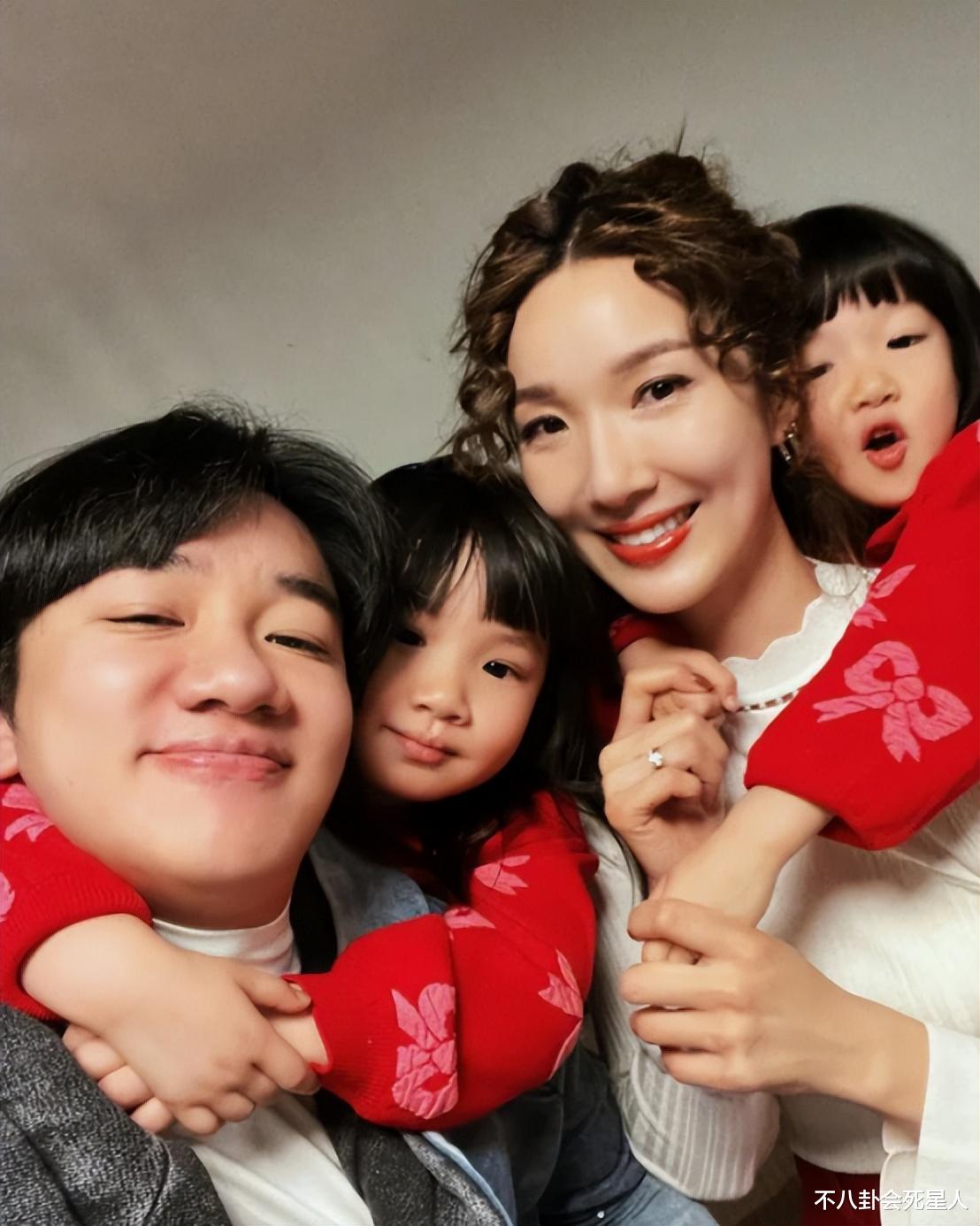 王祖蓝妹妹大婚嫁妆惊人，硕大金饰压身，曾获哥哥豪赠880万豪宅