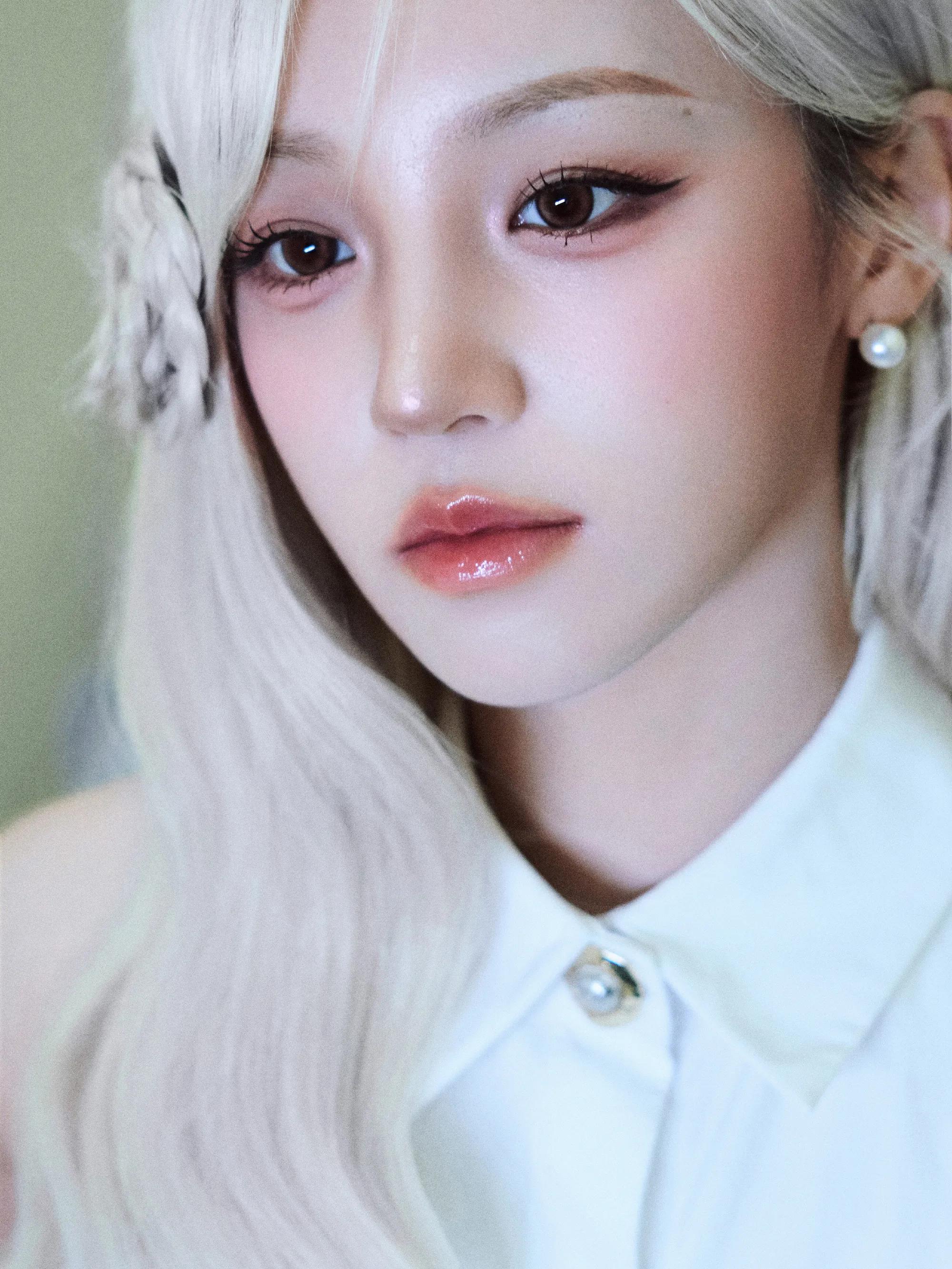 宋雨琦纯白连衣裙,头上带花的芭比娃娃