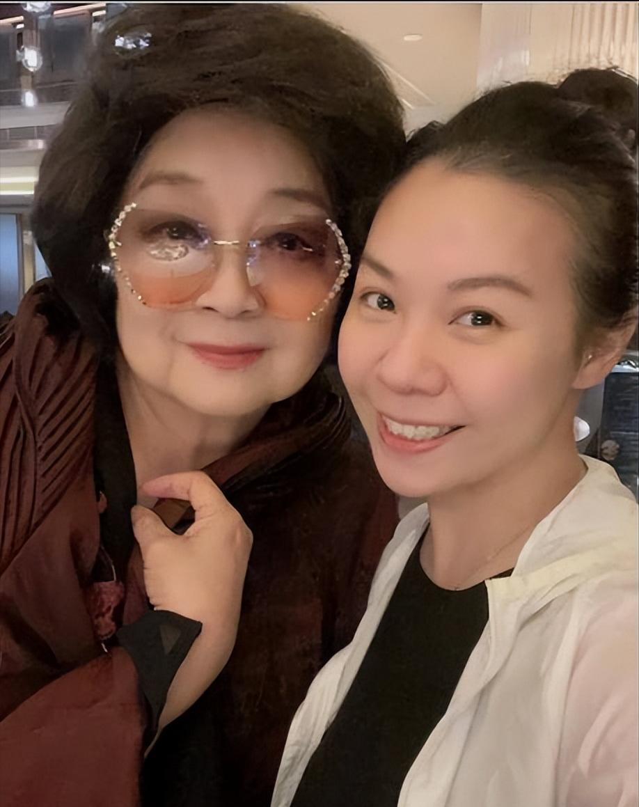 刘德华当众给她下跪，春晚为她让步，央视都宠的她晚年被骂上热搜