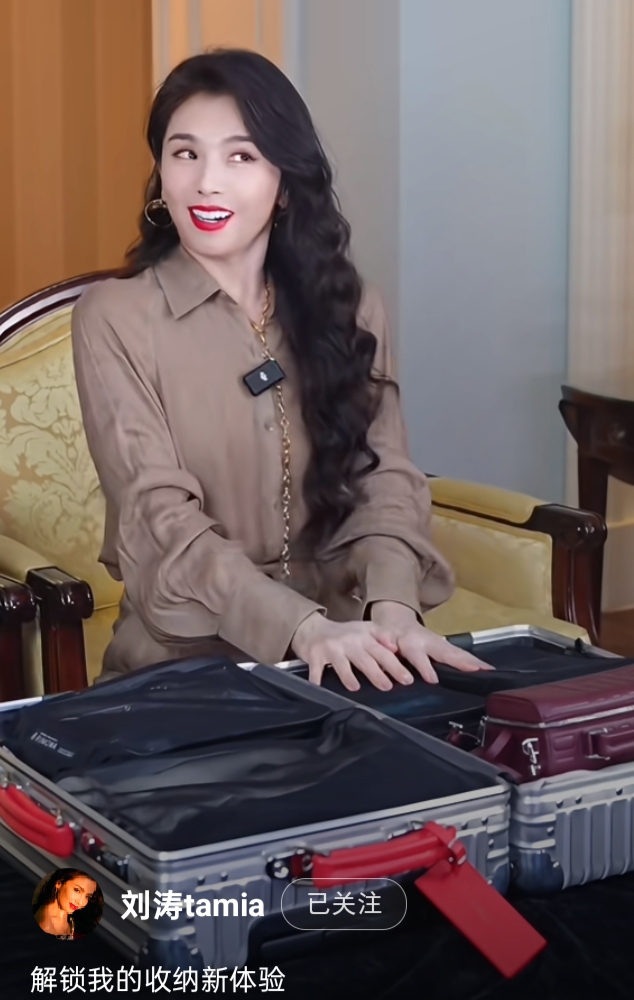刘涛收纳直播造型绝了，浅棕套装利落 大波浪衬得气质好舒服