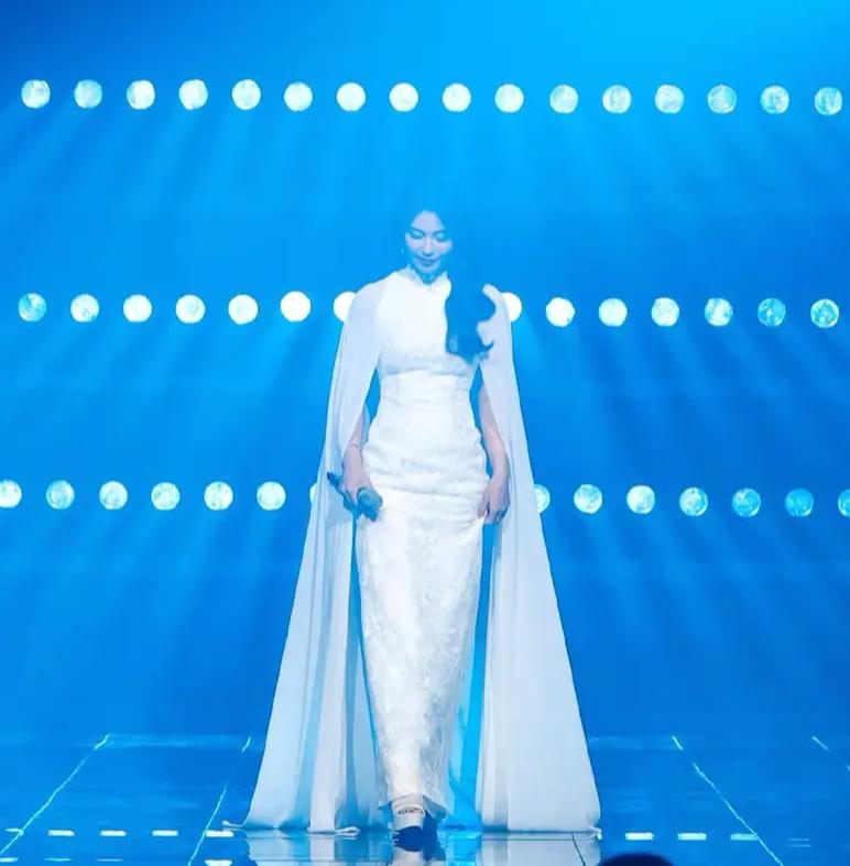 刘涛亮相2025大湾区电影音乐晚会,演唱《想你的365天》