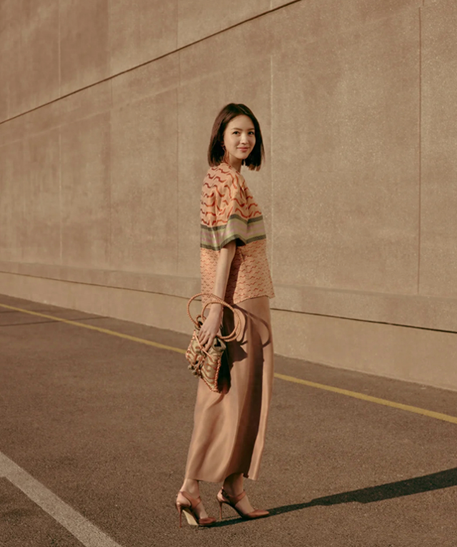 “最美超模”张梓琳晒照，41岁生俩娃身材和皮肤仍完美无瑕，好美