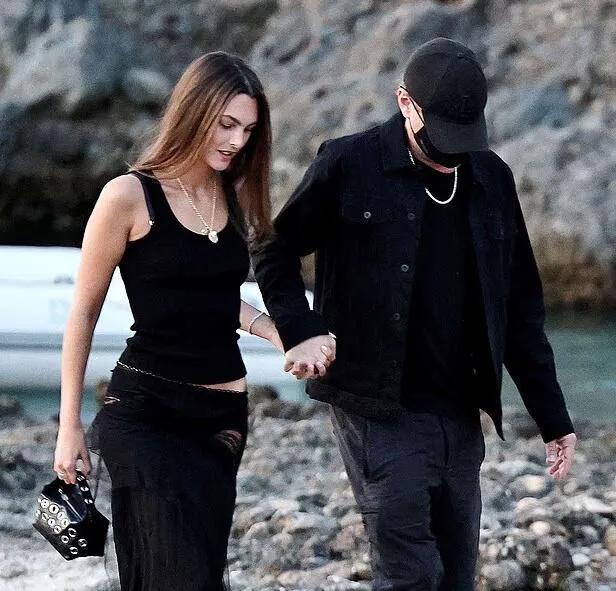 桑切斯贝佐斯西班牙度假,她穿10cm高跟鞋走沙滩,小李子牵手女友